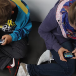 Las autoridades piensan que el prohibir el uso de los celulares beneficiará a los estudiantes (Getty Images)