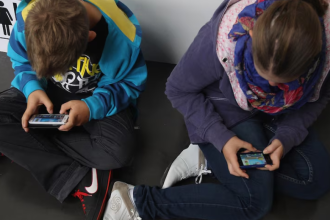 Las autoridades piensan que el prohibir el uso de los celulares beneficiará a los estudiantes (Getty Images)