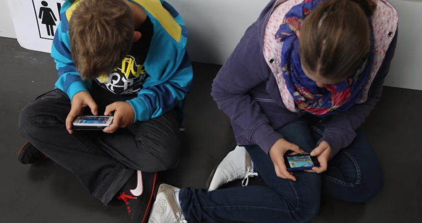 Las autoridades piensan que el prohibir el uso de los celulares beneficiará a los estudiantes (Getty Images)