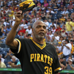Dave Parker, miembro del equipo campeón de la Serie Mundial de los Piratas de Pittsburgh de 1979, saluda con la gorra durante una ceremonia previa al partido en honor al equipo antes de un juego de béisbol entre los Piratas de Pittsburgh y los Filis de Filadelfia en Pittsburgh, el sábado 20 de julio de 2019. (AP Photo/Gene J. Puskar, Archivo