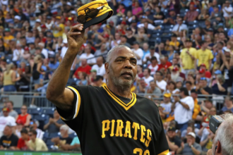 Dave Parker, miembro del equipo campeón de la Serie Mundial de los Piratas de Pittsburgh de 1979, saluda con la gorra durante una ceremonia previa al partido en honor al equipo antes de un juego de béisbol entre los Piratas de Pittsburgh y los Filis de Filadelfia en Pittsburgh, el sábado 20 de julio de 2019. (AP Photo/Gene J. Puskar, Archivo