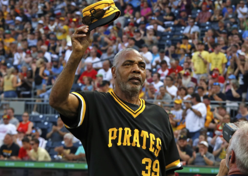 Dave Parker, miembro del equipo campeón de la Serie Mundial de los Piratas de Pittsburgh de 1979, saluda con la gorra durante una ceremonia previa al partido en honor al equipo antes de un juego de béisbol entre los Piratas de Pittsburgh y los Filis de Filadelfia en Pittsburgh, el sábado 20 de julio de 2019. (AP Photo/Gene J. Puskar, Archivo