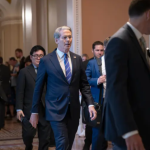 El secretario del Tesoro, Scott Bessent, centro, sale de una reunión a puerta cerrada con republicanos que trabajan para impulsar el ambicioso proyecto de ley de política interna del presidente Donald Trump, en el Capitolio de Washington, el viernes 27 de junio de 2025. (AP Foto/J. Scott Applewhite)