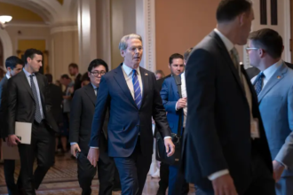 El secretario del Tesoro, Scott Bessent, centro, sale de una reunión a puerta cerrada con republicanos que trabajan para impulsar el ambicioso proyecto de ley de política interna del presidente Donald Trump, en el Capitolio de Washington, el viernes 27 de junio de 2025. (AP Foto/J. Scott Applewhite)