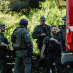 Agentes del orden se reúnen en Cherry Hill Park después de que varios bomberos fueran atacados cuando respondían a un incendio en el área de Canfield Mountain en las afueras de Coeur d'Alene, Idaho , EE. UU., el 29 de junio de 2025. © Reuters - Young Kwak