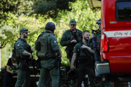 Agentes del orden se reúnen en Cherry Hill Park después de que varios bomberos fueran atacados cuando respondían a un incendio en el área de Canfield Mountain en las afueras de Coeur d'Alene, Idaho , EE. UU., el 29 de junio de 2025. © Reuters - Young Kwak