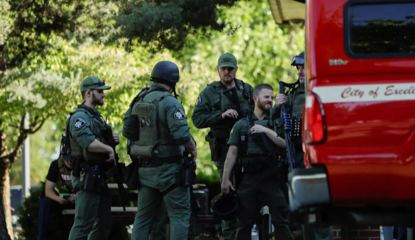 Agentes del orden se reúnen en Cherry Hill Park después de que varios bomberos fueran atacados cuando respondían a un incendio en el área de Canfield Mountain en las afueras de Coeur d'Alene, Idaho , EE. UU., el 29 de junio de 2025. © Reuters - Young Kwak