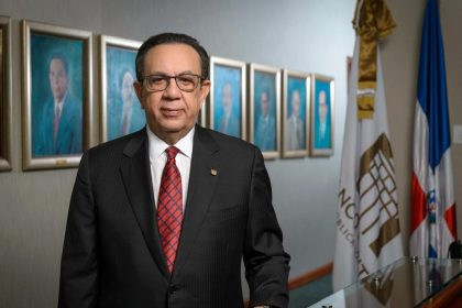 [3:53 a. m., 16/6/2025] Jorgito Director gestión: Dirección de Prensa del Presidente Agenda Presidencial Lunes 16 de junio de 2025 Actividades 10:00 a.m. El presidente Luis Abinader encabezará la reunión de seguimiento a la Seguridad Ciudadana. Lugar: Salón Club de Oficiales, Policía Nacional. 4:30 p.m. El mandatario encabezará LA Semanal con la Prensa. Lugar: Salón Las Cariátides, Palacio Nacional. [10:46 a. m., 16/6/2025] Jorgito Director gestión: Presidente Abinader encabeza reunión de seguimiento al Plan de Seguridad Ciudadana Santo Domingo.- El presidente Luis Abinader encabeza en estos momentos, la reunión de seguimiento al Plan de Seguridad Ciudadana para continuar fortaleciendo la seguridad en el país. El encuentro inició a las 10:20 de la mañana, en el Salón del Club de Oficiales del Palacio de la Policía Nacional, donde se continúan evaluando las tareas asignadas, logros obtenidos y las medidas para seguir garantizando el bienestar en beneficio de los dominicanos. En compañía del jefe de Estado, se encuentran los ministros, de la Presidencia, José Ignacio Paliza y de Interior y Policía, Faride Raful; el viceministro de Defensa para Asuntos Militares, mayor general Miguel Ángel Rubio Báez, E… [1:20 p. m., 16/6/2025] Jorgito Director gestión: República Dominicana destaca a nivel global con el reconocimiento de la OGTIC en los Premios WSIS 2025 La institución fue reconocida como “Champion WSIS 2025” en la categoría C.6: “Entorno Facilitador”, por su modelo innovador de acceso a servicios públicos a través de los Puntos GOB. Santo Domingo. – La Oficina Gubernamental de Tecnologías de la Información y Comunicación (OGTIC), logró posicionar a la República Dominicana entre las cinco mejores iniciativas a nivel global en los prestigiosos Premios WSIS 2025 (World Summit on the Information Society), gracias a su proyecto Puntos GOB. En una competencia que, en su versión 2025, recibió más de 1,200 propuestas de todo el mundo, el proyecto Puntos GOB de la OGTIC, se destacó como la única iniciativa domi… [2:34 p. m., 16/6/2025] Jorgito Director gestión: Junta Monetaria autoriza un programa de provisión de liquidez de RD$81 mil millones para propiciar condiciones monetarias favorables y contribuir al dinamismo de la actividad económica