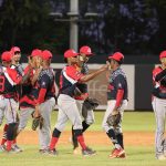 Equipo de los Atléticos de Puerto Plata celebrando el triunfo.
