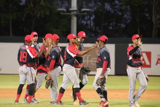 Equipo de los Atléticos de Puerto Plata celebrando el triunfo.