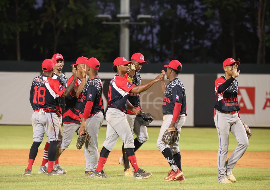 Equipo de los Atléticos de Puerto Plata celebrando el triunfo.