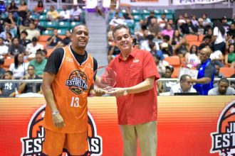 Antonio Mir, presidente de la LNB, entrega la distinción a Lolo Jay.