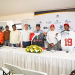 Alcalde Roquelito Garcia entrega uniformes a ejecutivos.