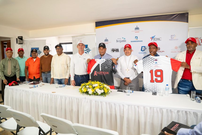 Alcalde Roquelito Garcia entrega uniformes a ejecutivos.