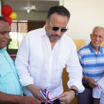 El director ejecutivo del Instituto Nacional de Educación Física (INEFI), Alberto Rodríguez Mella, corta la cinta para dejar inaugurada el Aula de Psicomotricidad en el Centro Educativo Hogar Escuela Nuevos Horizontes, del municipio Duvergé, de la provincia Independencia.