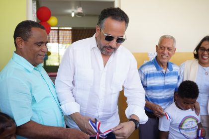 El director ejecutivo del Instituto Nacional de Educación Física (INEFI), Alberto Rodríguez Mella, corta la cinta para dejar inaugurada el Aula de Psicomotricidad en el Centro Educativo Hogar Escuela Nuevos Horizontes, del municipio Duvergé, de la provincia Independencia.