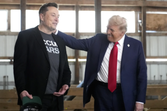 El director general de Tesla y SpaceX, Elon Musk, y el presidente Donald Trump durante un evento de campaña, el 5 de octubre de 2024, en Butler, Pensilvania. (AP Foto/Alex Brandon, File)