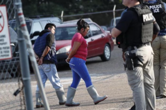 Trump suspende las redadas Según analistas, la pausa en los operativos responde a presiones del propio sector agrícola y hotelero, que han advertido sobre la fragilidad de sus cadenas de producción y servicio si se mantiene la persecución de empleados indocumentados