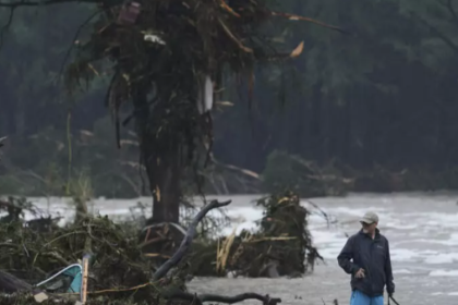 A man surveys debris along the Guadalupe River after a flash flood struck the area, Friday, July 4, 2025, in Kerrville, Texas. AP - Eric Gay Por