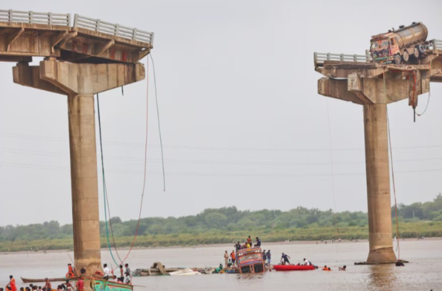 Rescatistas y residentes locales buscan sobrevivientes después de que varios vehículos cayeran a un río tras el colapso de un tramo de un puente en Mujpur, cerca de Vadodara, en el estado indio de Gujarat, el miércoles 9 de julio de 2025. (Foto AP