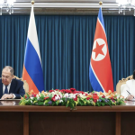 En esta imagen difundida por el Servicio de Prensa del Ministerio de Asuntos Exteriores de Rusia, el ministro de Asuntos Exteriores de Rusia, Serguéi Lavrov, a la izquierda, y su contraparte norcoreana, Choe Son Hui, en una ceremonia luego de un encuentro, el sábado 12 de julio de 2025, en Wonsan, Corea del Norte.