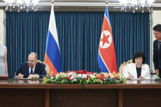 En esta imagen difundida por el Servicio de Prensa del Ministerio de Asuntos Exteriores de Rusia, el ministro de Asuntos Exteriores de Rusia, Serguéi Lavrov, a la izquierda, y su contraparte norcoreana, Choe Son Hui, en una ceremonia luego de un encuentro, el sábado 12 de julio de 2025, en Wonsan, Corea del Norte.