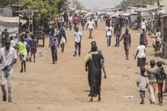Desplazados internos caminan por una calle el jueves 13 de febrero de 2025, en Juba, Sudán del Sur. (AP Foto/Brian Inganga, Archivo