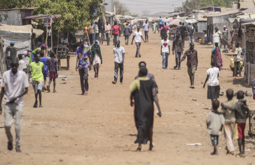 Desplazados internos caminan por una calle el jueves 13 de febrero de 2025, en Juba, Sudán del Sur. (AP Foto/Brian Inganga, Archivo