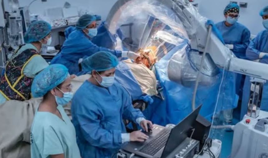 Instagram fcvcolombiaEn el Hospital Internacional de Colombia (HIC), en Bucaramanga, llevó a cabo con éxito la primera cirugía de estimulación cerebral profunda (DBS, por sus siglas en inglés) para tratar la depresión en el país