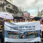 Bajo lluvia padres marchan por terminación de pabellón de la secundaria en Escuela Cristo Rey