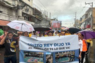 Bajo lluvia padres marchan por terminación de pabellón de la secundaria en Escuela Cristo Rey