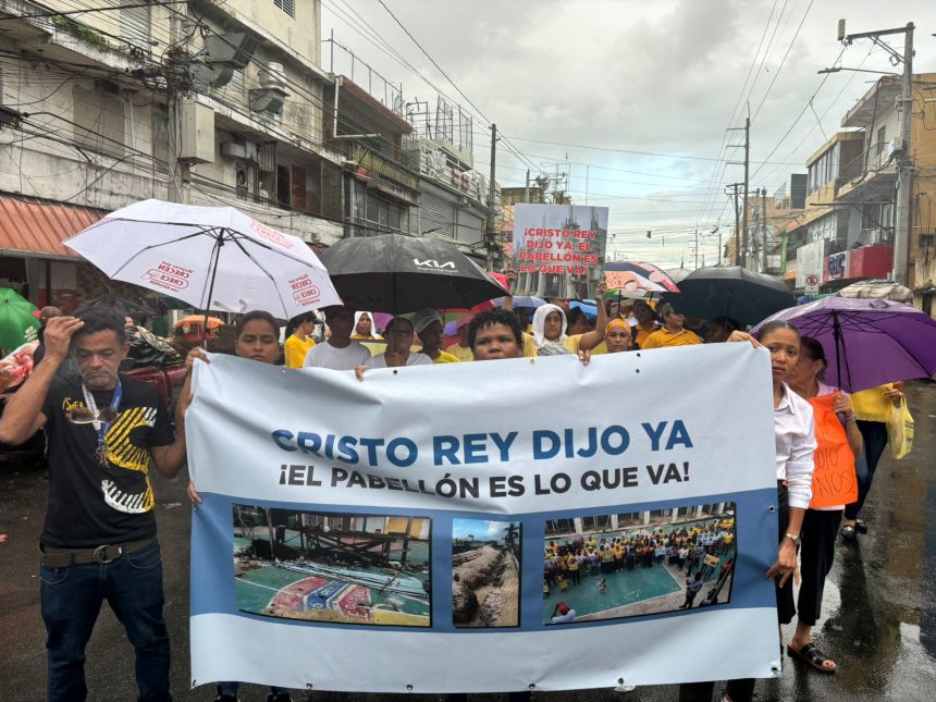 Bajo lluvia padres marchan por terminación de pabellón de la secundaria en Escuela Cristo Rey