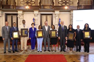 Gobierno entrega a tres profesores el Premio a la Excelencia Magisterial 2025