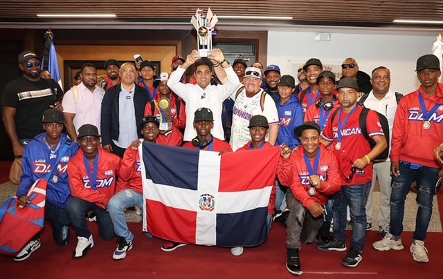 Recibimiento en el Aeropuerto Internacional de Las Américas de los Bicampeones de la Serie del Caribe Kids.