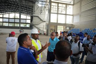 José Monegro, presidente del Comité Organizador de los Juegos Centroamericanos y del Caribe Santo Domingo 2026 mostrando a la prensa los avances de las estructuras y edificaciones para los juegos.