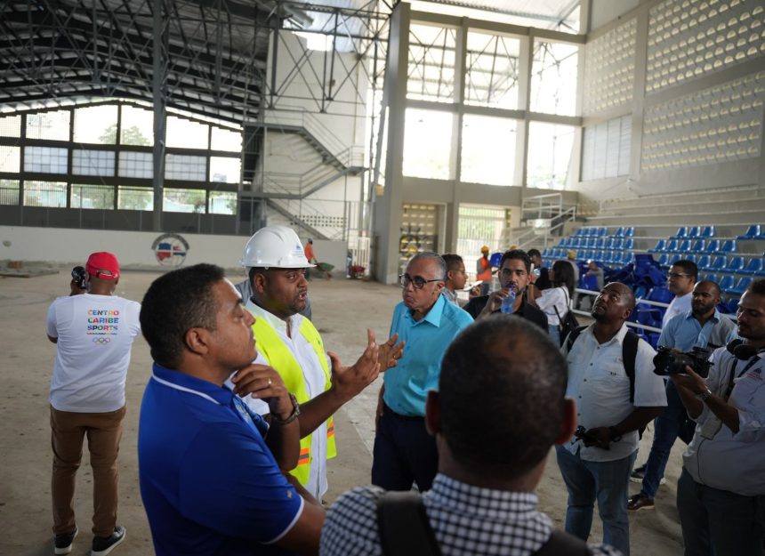 José Monegro, presidente del Comité Organizador de los Juegos Centroamericanos y del Caribe Santo Domingo 2026 mostrando a la prensa los avances de las estructuras y edificaciones para los juegos.