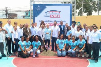 El director ejecutivo del Instituto Nacional de Educación Física (INEFI), Alberto Rodríguez Mella, junto a varios funcionarios y técnicos en la Escuela San Vicente de Paúl, en Los Mina.