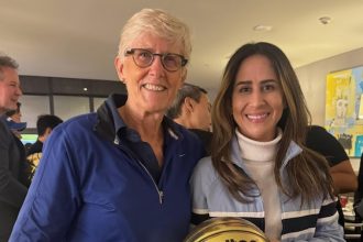 Carol Callan, la primera mujer en presidir FIBA Américas, y la abogada dominicana Juliana Ramia Capellán.