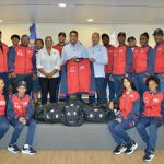 El ministro de Deportes, Kelvin Cruz, al momento de hacer formal entrega de la indumentaria a Garibaldy Bautista, Dulce María Piña y a varios de los atletas que participarán en los Juegos Panamericanos Junior.