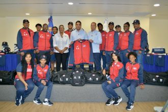 El ministro de Deportes, Kelvin Cruz, al momento de hacer formal entrega de la indumentaria a Garibaldy Bautista, Dulce María Piña y a varios de los atletas que participarán en los Juegos Panamericanos Junior.