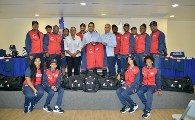 El ministro de Deportes, Kelvin Cruz, al momento de hacer formal entrega de la indumentaria a Garibaldy Bautista, Dulce María Piña y a varios de los atletas que participarán en los Juegos Panamericanos Junior.