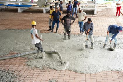 Vista de los trabajos de construcción que el Instituto Nacional de Educación Física (INEFI) lleva a cabo en el Polideportivo del Centro Educativo Morayma Veloz de Báez, en el municipio Bayaguana, en Monte Plata.