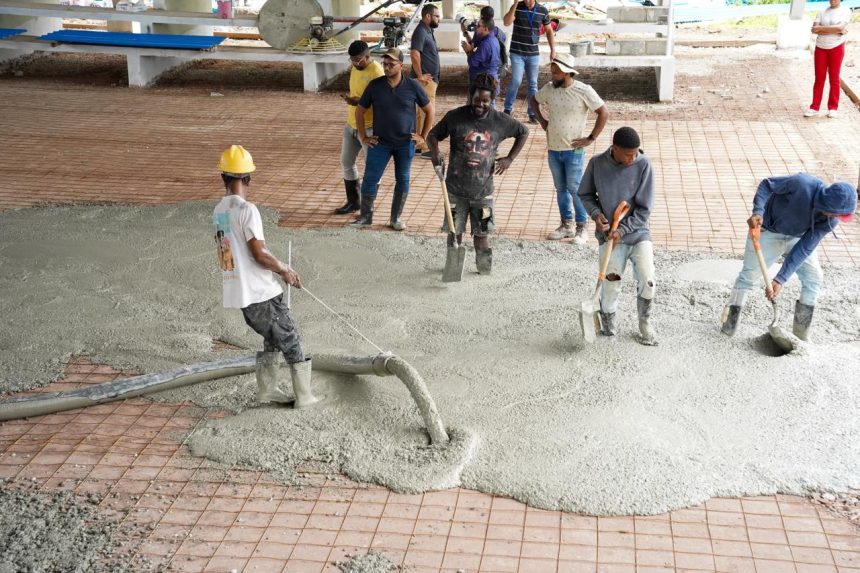 Vista de los trabajos de construcción que el Instituto Nacional de Educación Física (INEFI) lleva a cabo en el Polideportivo del Centro Educativo Morayma Veloz de Báez, en el municipio Bayaguana, en Monte Plata.
