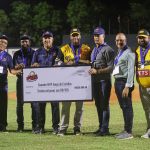 Daury Arias recibiendo su cheque por ganar el MVP del Juego de Estrellas.