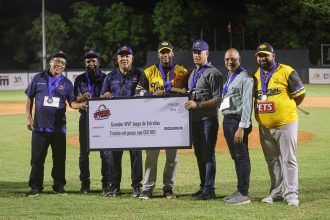 Daury Arias recibiendo su cheque por ganar el MVP del Juego de Estrellas.
