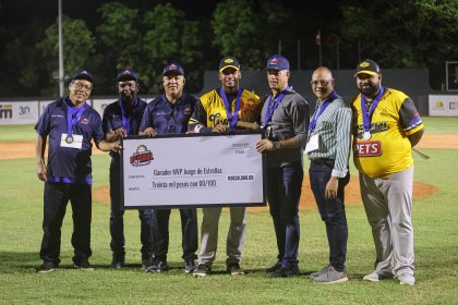 Daury Arias recibiendo su cheque por ganar el MVP del Juego de Estrellas.