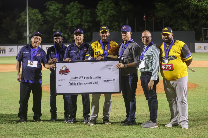 Daury Arias recibiendo su cheque por ganar el MVP del Juego de Estrellas.