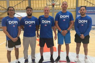 El denominado “Clásico Caribeño” entre los eternos rivales de baloncesto regional, los seleccionados de República Dominicana y Puerto Rico sostendrá otro encuentro de “espanto y brinco”, en un partido amistoso a celebrarse este domingo 17 de agosto. El partido está programado para las 8:00 de la noche, en el Coliseo Roberto Clemente, de la ciudad de San Juan, en Puerto Rico, el mismo escenario que en el choque del 2023. Esta actividad tiene la coordinación de los respectivos presidentes de ambas Federaciones Nacionales de Baloncesto, Rafael Uribe, por Quisqueya, y Yum Ramos, por Borinquen.