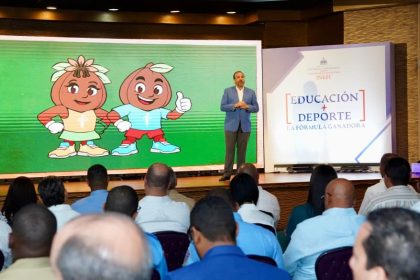 El director Alberto Rodríguez presenta las mascotas de los XI Juegos Escolares Deportivos Nacionales 2025 (Imagen/Fuente Externa).