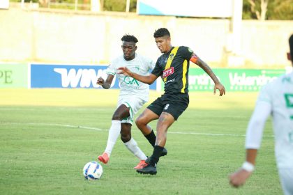 Richard Dabas de Moca FC ante Miguel Silverio de Jarabacoa (Imagen/Fuente Externa).